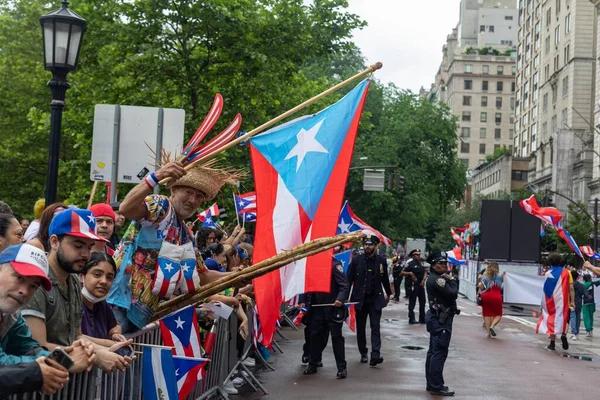 ニューヨークのプエルトリコの日パレードを祝う人々 — ストック写真