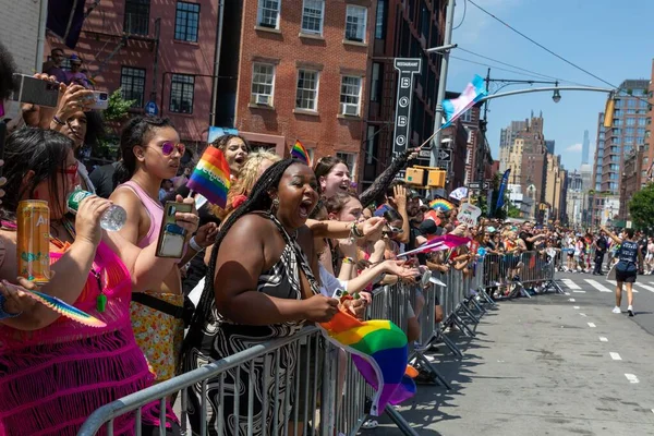 Ihmiset Juhlivat Pride Month Parade 2022 Kaduilla New Yorkissa Yhdysvalloissa — kuvapankkivalokuva