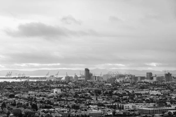 背景为加州长滩和城市景观的灰度照片 — 图库照片