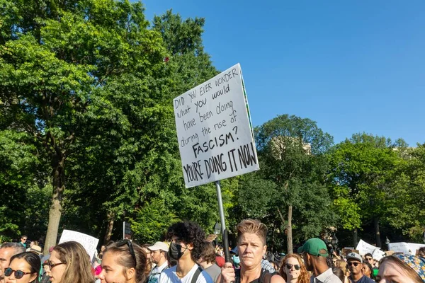 Washington Square Park New York 2022 Manifestanti Con Cartelli Cartone — Foto Stock