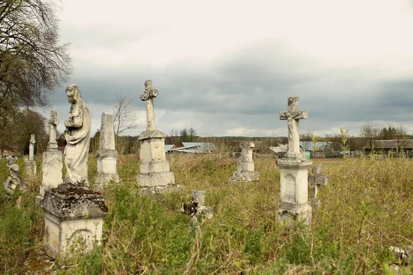 Bulutlu Gökyüzünün Altında Mezar Taşları Olan Eski Bir Mezarlık — Stok fotoğraf