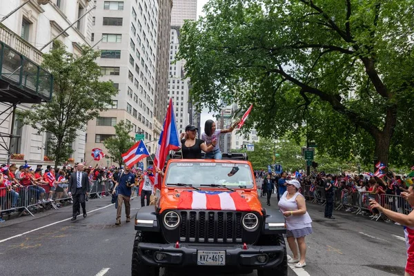 Wielkie Tłumy Ludzi Ulicach Manhattanu Świętujących Paradę Dnia Portorykańskiego — Zdjęcie stockowe