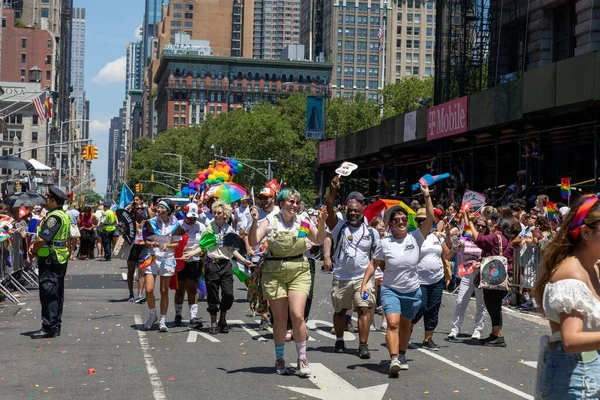 Vrolijke Mensen Wandelen Trotse Parade New York City Juni 2022 — Stockfoto