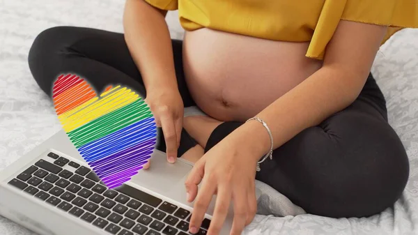 Primo Piano Della Pancia Una Donna Incinta Mentre Lavora Sul — Foto Stock