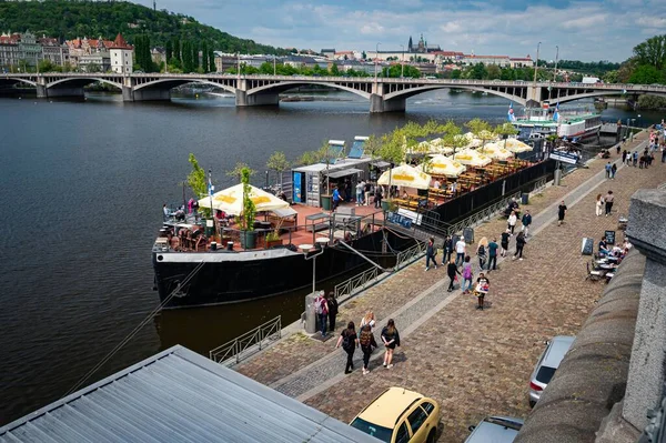 Arka Planda Vltava Jirasek Köprüsü Nde Bir Tekne Restoranı Prag — Stok fotoğraf