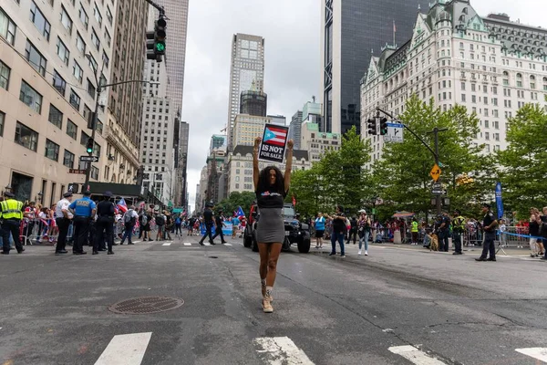 Manhattan Sokaklarındaki Kalabalık Porto Riko Günü Geçidi Kutluyor — Stok fotoğraf