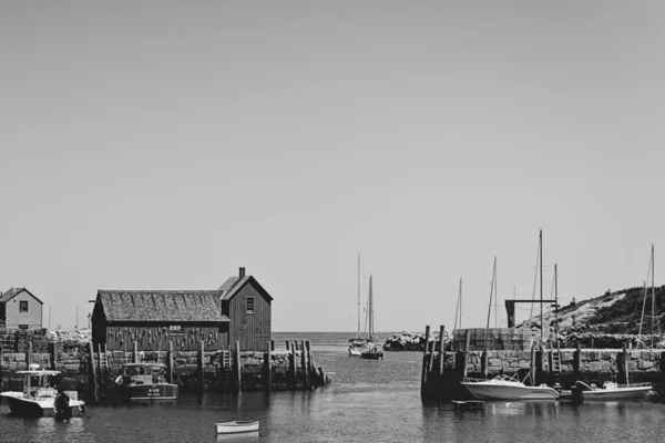 位于美国马萨诸塞州洛克波特港口城市布拉德利码头的Motif 1号灰度照片 — 图库照片