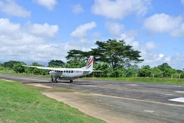 Malé Letadlo Připravené Letu Queposu San Jose Kostarice Stromy Pozadí — Stock fotografie