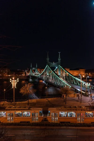 Colpo Verticale Ponte Sul Fiume Nella Città Budapest Dietro Tram — Foto Stock