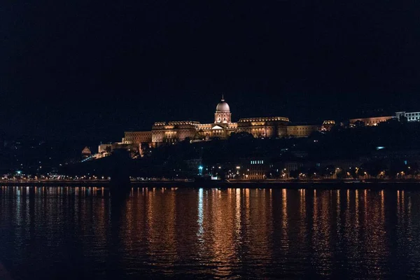 Budapeşte Şehrindeki Nehrin Güzel Bir Görüntüsü Arka Planda Gece Yanan — Stok fotoğraf