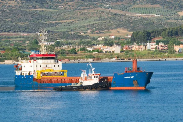 タグボートは小さな強力なボートで 船を押したり引いたり 大きな船 小さなボートを操縦するのを助けるために使用された ギリシャのヴォロス — ストック写真