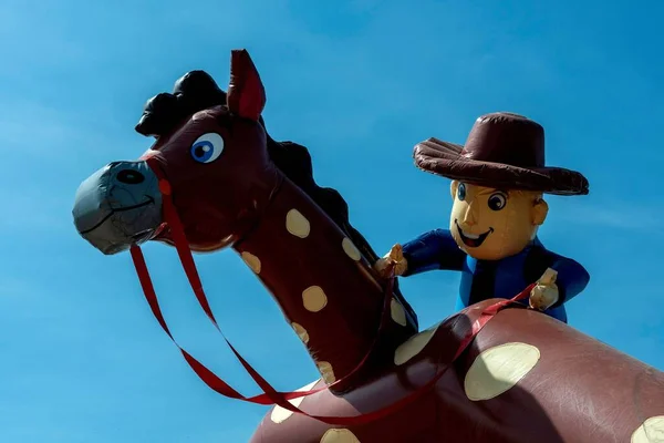 Juguete Vaquero Plástico Montando Caballo Manchado Sobre Fondo Cielo Azul — Foto de Stock