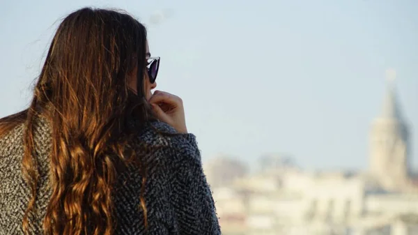 Una Vista Trasera Una Mujer Morena Con Gafas Sol Con —  Fotos de Stock