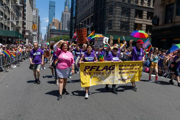 Vrolijke Mensen Wandelen Trotse Parade New York City Juni 2022 — Stockfoto