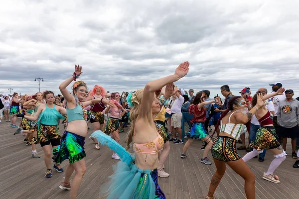 Group People Dressed Colorful Costumes Dancing 40Th Mermaid Parade Coney — Stock Photo, Image