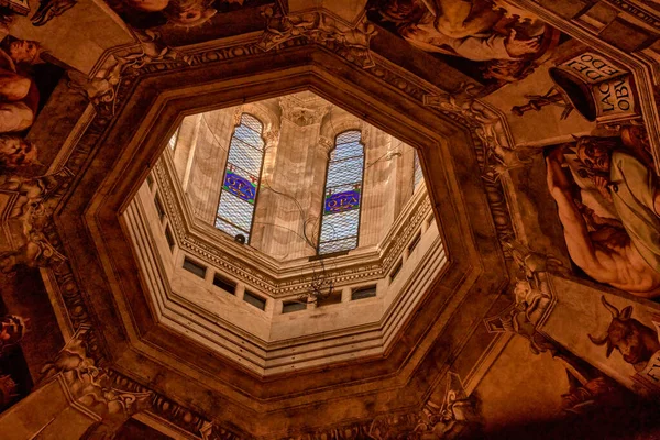 Plano Ángulo Bajo Cúpula Una Catedral Florencia Desde Interior —  Fotos de Stock