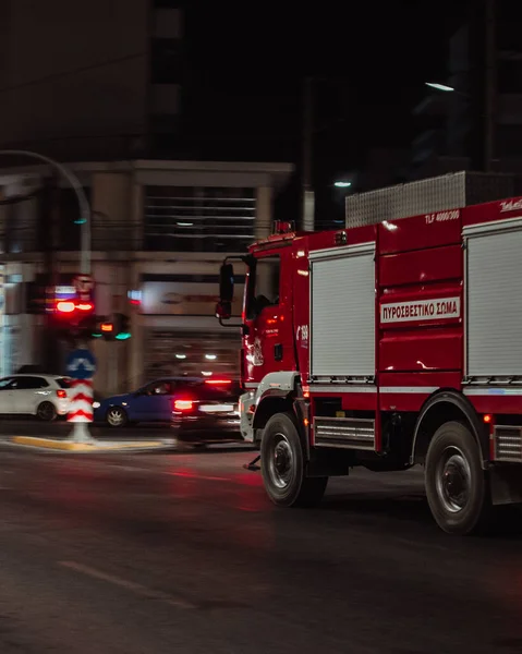 Disparo Vertical Una Ambulancia Corriendo Tráfico Por Noche — Foto de Stock
