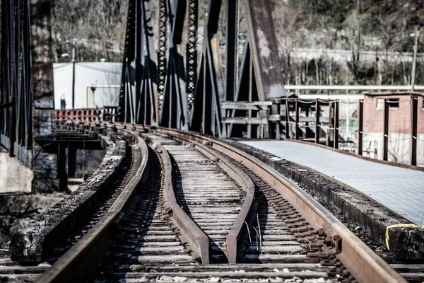 Uma Vista Uma Estação Ferroviária Vazia Dia Ensolarado — Fotografia de Stock