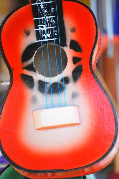 Close Vertical Uma Guitarra Mexicana Vermelha Com Padrões Pretos — Fotografia de Stock