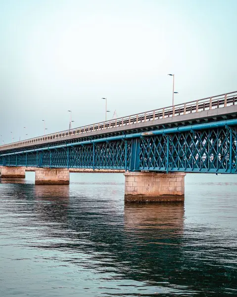 桥侧边有金属结构的桥的垂直截图 — 图库照片