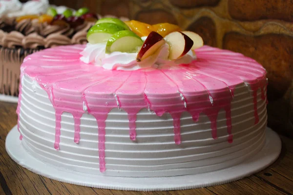 Primer Plano Pastel Goteado Cubierto Con Frutas Rodajas Una Mesa —  Fotos de Stock