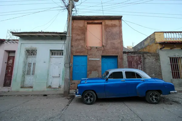 特立尼达 一辆蓝色复古汽车停在街上 — 图库照片