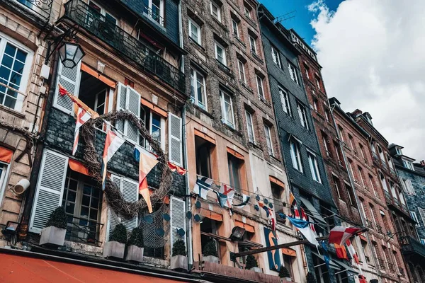 Låg Vinkel Skott Färgglada Gamla Byggnader Med Flaggor — Stockfoto
