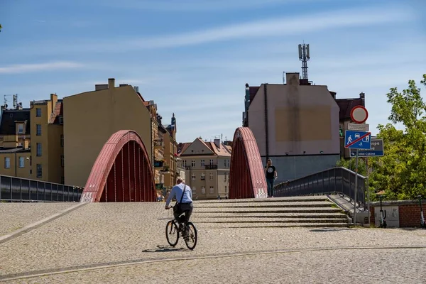 Mężczyzna Jeżdżący Rowerze Przed Mostem Jordanu Koło Wyspy Tumski — Zdjęcie stockowe