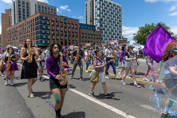 Shot People Walking Street Saxophones 40Th Annual Mermaid Parade Coney — Stock Photo, Image