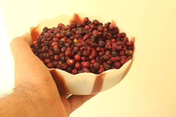 Nahaufnahme Einer Männlichen Hand Die Eine Schale Mit Phalsa Früchten — Stockfoto