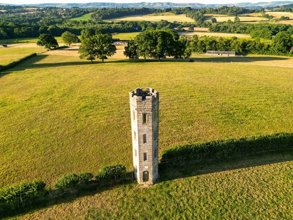 Ein Alter Turm Und Eine Weite Landschaft Der Landschaft Einem — Stockfoto