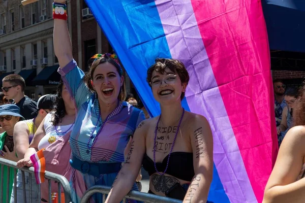 Wielu Młodych Ludzi Pride Parade Nowym Jorku — Zdjęcie stockowe
