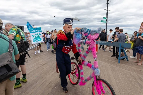 Una Persona Vestita Con Costume Bizzarro Una Bici Rosa Alla — Foto Stock