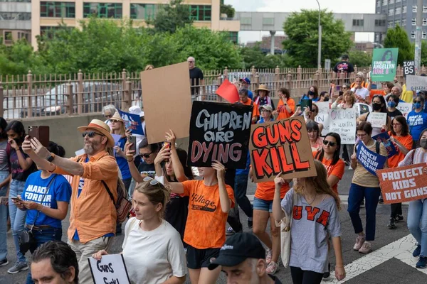 銃に抗議する大群衆 ブルックリンのキャドマン プラザからブルックリン橋を渡りニューヨークへ — ストック写真