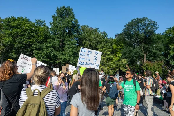 Protestujący Maszerują Parku Washington Square Tym Jak Sąd Najwyższy Obalił — Zdjęcie stockowe