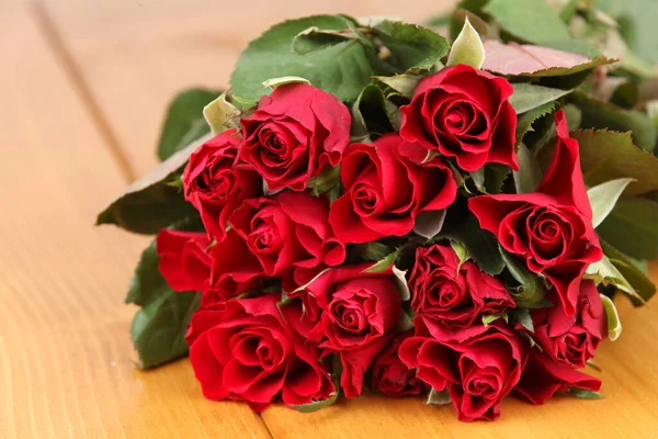 Bellissimo Bouquet Rose Rosse Pavimento Legno Laminato — Foto Stock