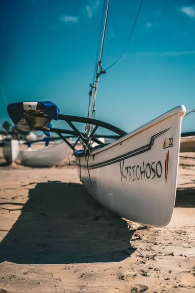 スペインのビーチで砂の上のボートの垂直閉鎖 — ストック写真