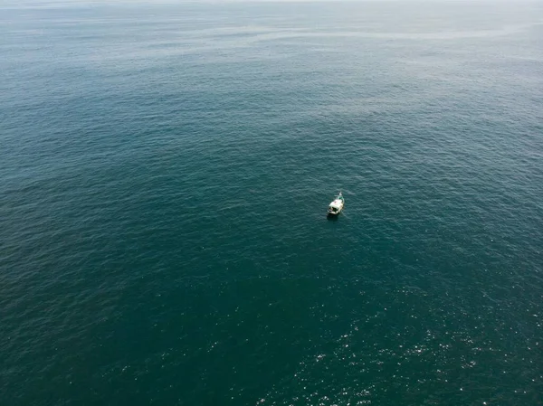 Uma Vista Aérea Pequeno Navio Mar Aberto — Fotografia de Stock