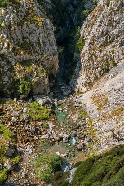 Disparo Vertical Agua Que Corre Través Altas Colinas —  Fotos de Stock