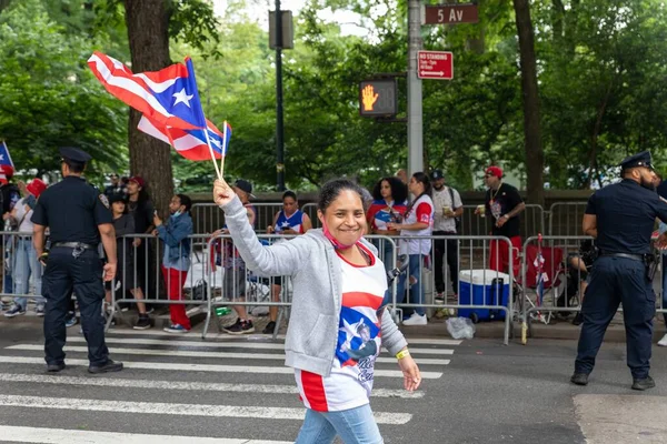 Uma Mulher Com Uma Bandeira Comemorando Desfile Dia Porto Riquenho — Fotografia de Stock