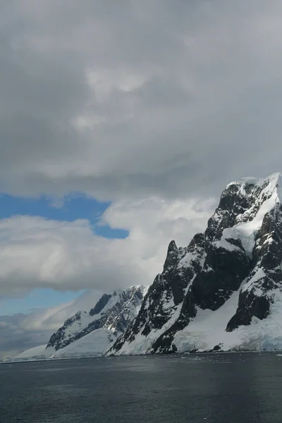 Μια Κάθετη Βολή Πετρωμάτων Καλυμμένων Χιόνι Στην Ανταρκτική — Φωτογραφία Αρχείου