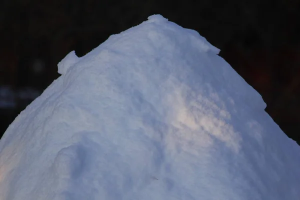 Tiro Close Uma Pilha Neve Branca Brilhante — Fotografia de Stock