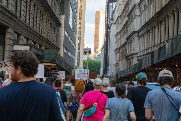 Eine Gruppe Von Demonstranten Mit Pappschildern Auf Dem Weg Zum — Stockfoto