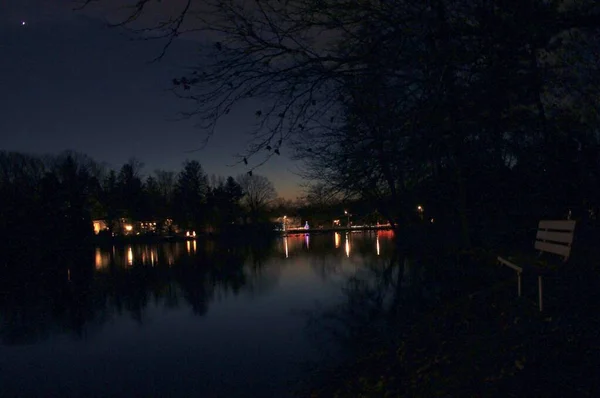 Lac Clair Lune Avec Ciel Étoilé Eau Réfléchissante — Photo