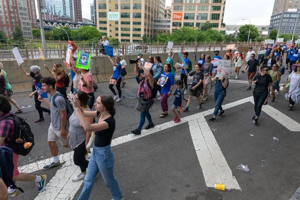 Nagy Tömeg Tiltakozik Fegyverek Ellen Brooklyni Cadman Plazától Gyalog Brooklyn — Stock Fotó