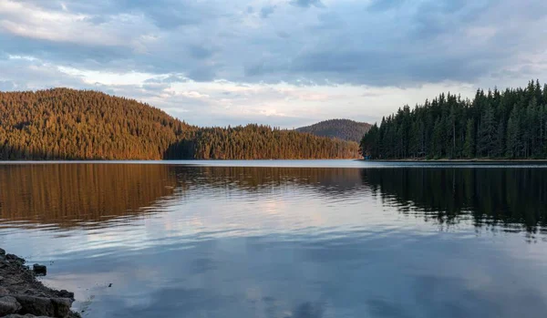 Lac Calme Magnifique Avec Reflet Des Arbres Sur Les Collines — Photo