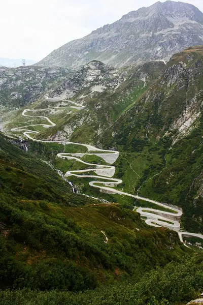 Tiro Vertical Uma Estrada Curvas Entre Montanhas — Fotografia de Stock