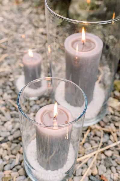 바위투성이 유리잔에 촛불을 — 스톡 사진