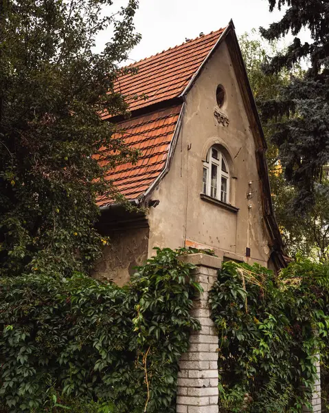 Plan Vertical Une Maison Extérieure Dans Quartier Wierzbno Varsovie — Photo