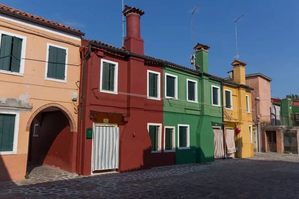 昼間のイタリアのヴェネツィアの街に沿って多くの美しいカラフルな建物 — ストック写真